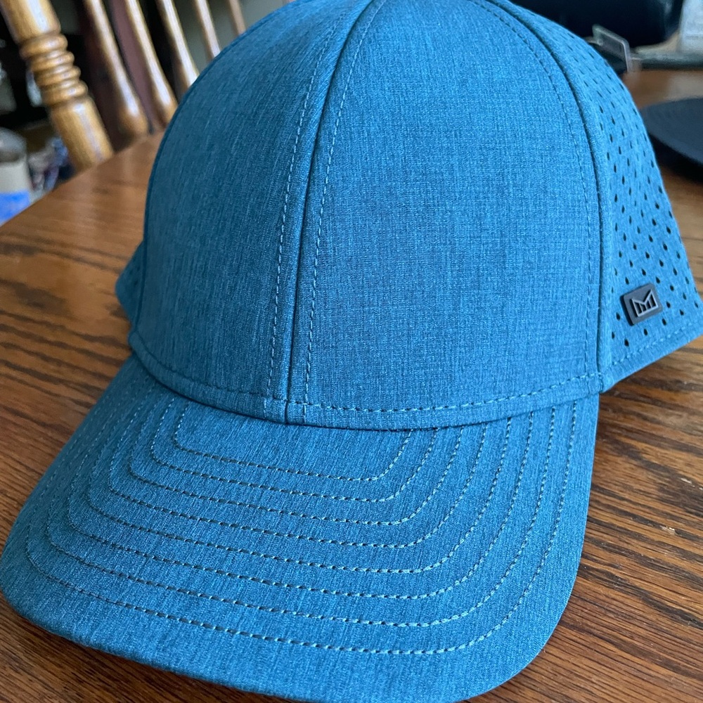 Melin Hyrdo hat NEW